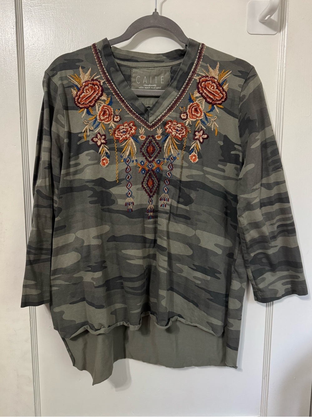Caite Embroidered Camo Print V- Neck Top Womens Size Large
